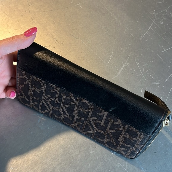 Calvin Klein Wallet. EUC - Picture 7 of 8